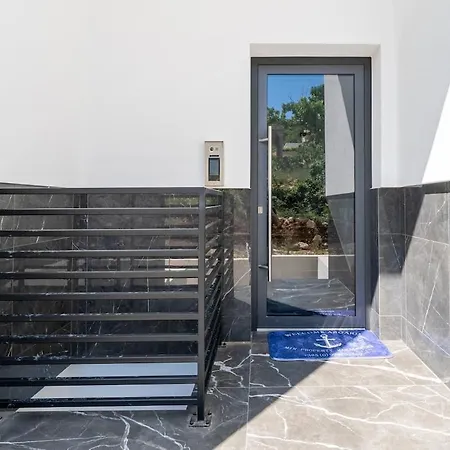 Sea & Mountain View & Private Pool Appartement *