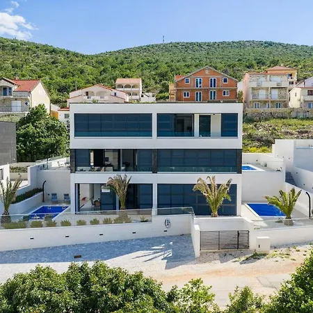 Sea & Mountain View & Private Pool Appartement