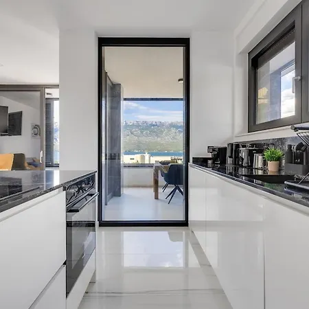 Sea & Mountain View & Private Pool Appartement *