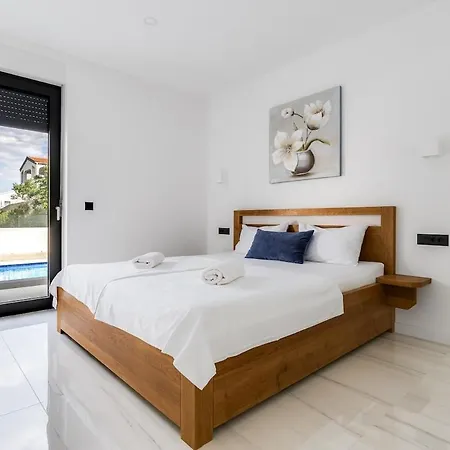 Sea & Mountain View & Private Pool Appartement Vinjerac
